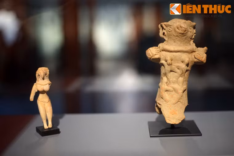 Tượng thần chim (trái) và tượng thần mẫu (phải) làm bằng đất nung thuộc văn minh Ấn - Hằng (năm 3.300 - 2.700 TCN, vùng lưu vực sông Ấn thuộc Pakistan ngày nay). 