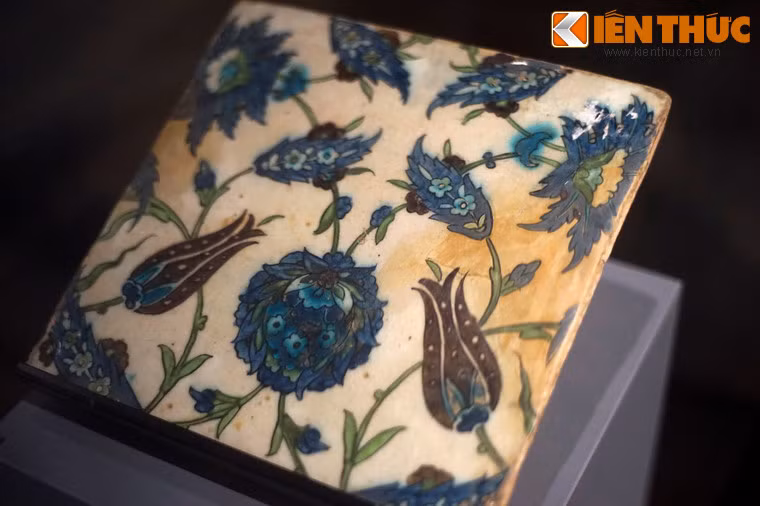 Gạch hoa tulip thuộc thời kỳ Ottoman (thế kỷ 16), khai quật ở Iznick, Thổ Nhĩ Kỳ.