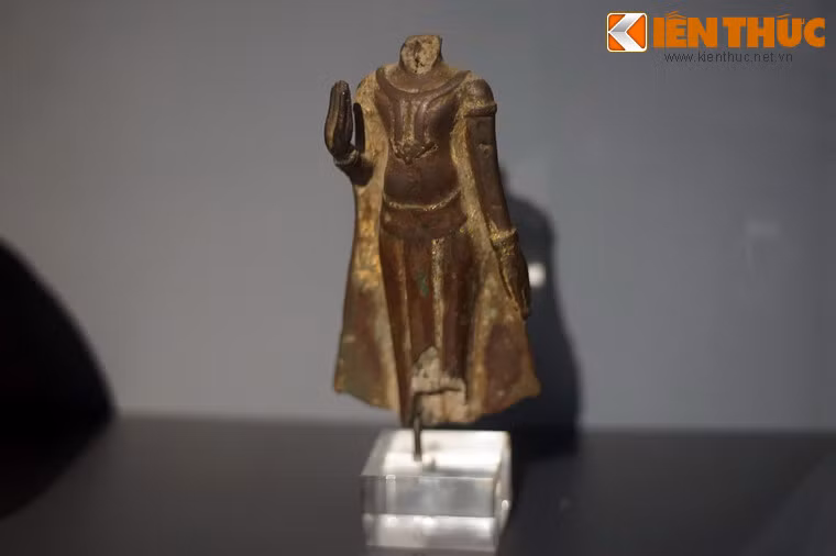 Tượng Phật đứng làm bằng đồng có từ thế kỷ 17 của Thái Lan. Cổ vật nằm trong trưng bày chuyên đề "Vòng quanh thế giới" do GS Lê Thành Khôi (ĐH Sorbonne, Pháp) tặng Bảo tàng Dân tộc học Việt Nam.