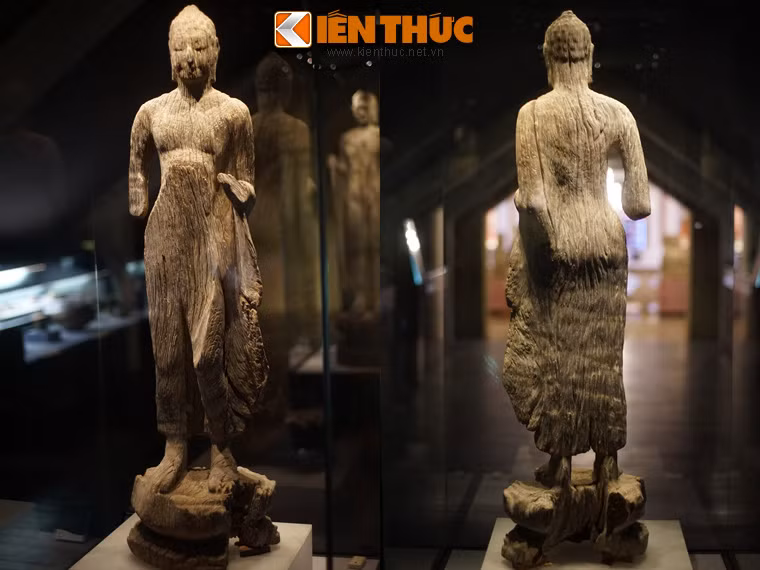 Tượng thường được tạc với tư thế đứng trên đài sen hai tầng, dáng người thanh mảnh, chiều cao tương đương người thật.