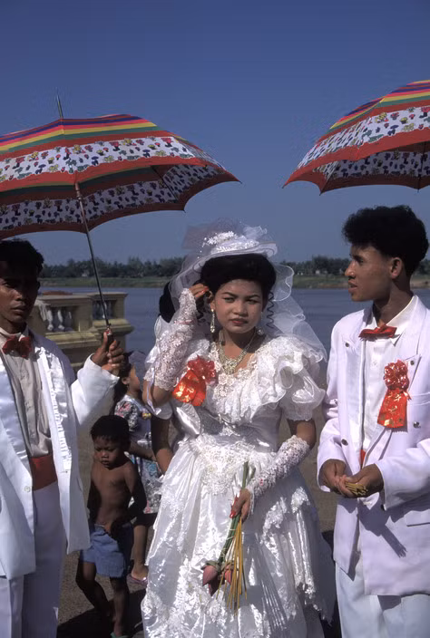 Một cặp đôi chụp ảnh cưới bên bờ sông Mekong ở Phnom Penh, 1996. Ảnh: Hiroji Kubota/ Magnum Photos.