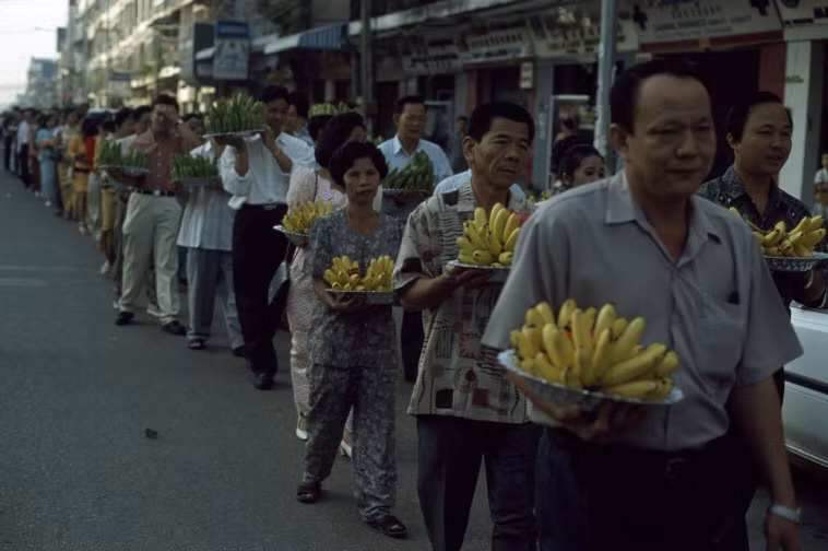 Người dân tham gia một nghi lễ Phật giáo ở Phnom Penh, 1997. Ảnh: Hiroji Kubota/ Magnum Photos.