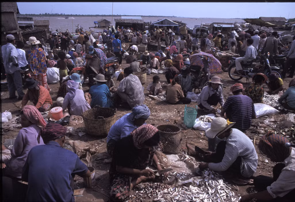 Quang cảnh chợ cá ở Phnom Penh năm 1999. Ảnh: Hiroji Kubota/ Magnum Photos.