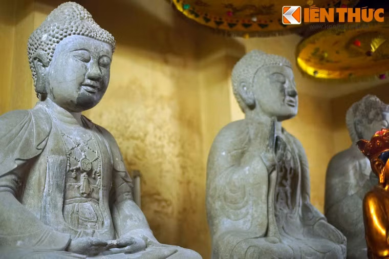 Theo văn bia, tượng Tam Thế chùa Linh Ứng được tạo tác vào thế kỷ 17, thời Lê trung Hưng. Các bức tượng tạc bằng chất liệu đá xanh, hình thể nở nang, nét chạm to khoẻ phóng khoáng, có chiều cao cả bệ khoảng 2,7m, được bố cục thành ba phần: tượng, đài sen, bệ.