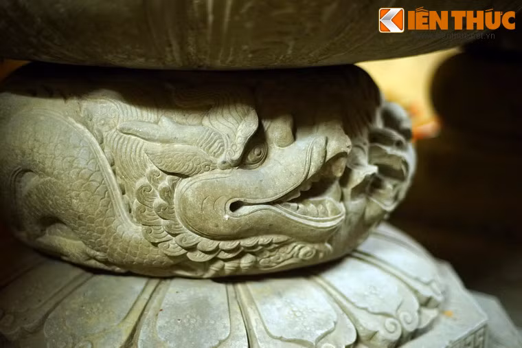 Hình tượng rồng trên bệ tượng.