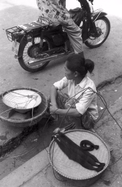 Người phụ nữ bán tóc dạo. Ảnh: Ferdinando Scianna/ Magnumphotos.com.