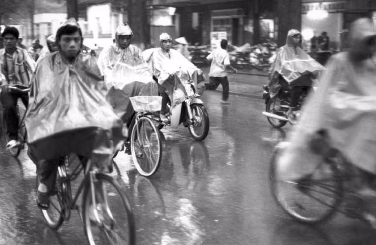 Đường phố Sài Gòn trong cơn mưa. Ảnh: Ferdinando Scianna/ Magnumphotos.com.