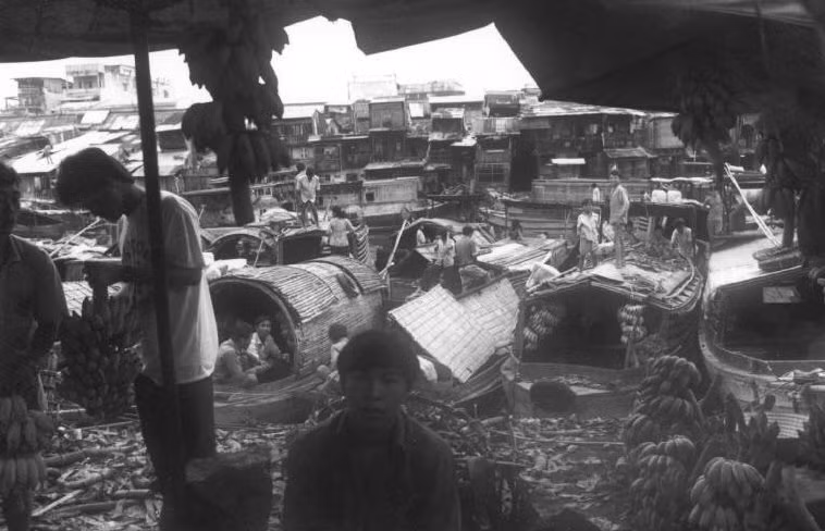 Xóm chài ven kênh rạch Sài Gòn. Ảnh: Ferdinando Scianna/ Magnumphotos.com.