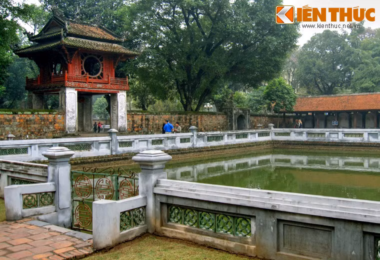 Theo quan niệm của người xưa, giếng Thiên quang hình vuông tượng trưng cho mặt đất, cửa sổ hình tròn của gác Khuê Văn Các tượng trưng cho bầu trời, có ý nói nơi đây là nơi tập trung mọi tinh hoa của trời đất.