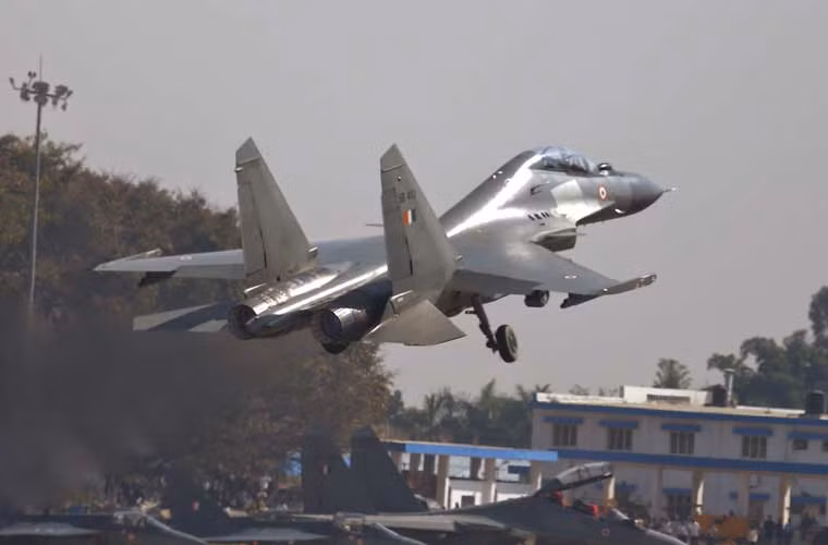 Trong ảnh, máy bay chiến đấu đa năng Su-30MKI Không quân Ấn Độ cất cánh bay biểu diễn. Trình diễn trên không là hoạt động thường thấy trong 1-2 ngày đầu triển lãm.