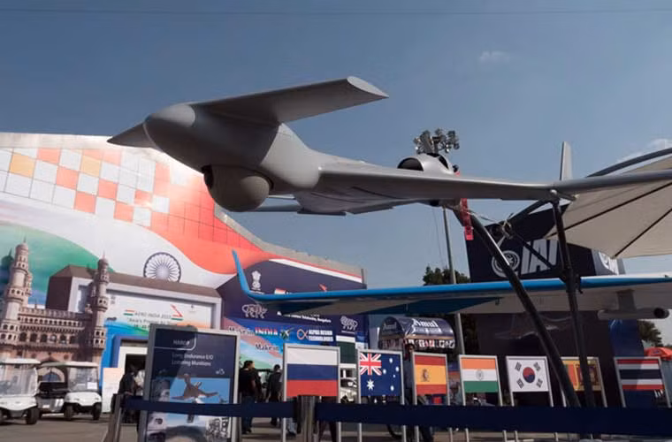 UAV tấn công tự sát Harop do Israel phát triển được trưng bày tại Aero India với thiết kế khung thân mới. Đặc điểm của loại UAV này là vừa có khả năng trinh sát, nhưng khi cần có thể tấn công diệt mục tiêu bằng khối nổ mạnh lắp trong thân.