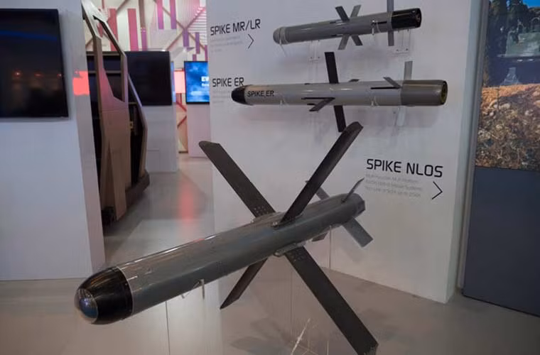 Gia đình tên lửa chống tăng Spike của Israel được trưng bày tại triển lãm hàng không Aero India 2015. Trong đó, biến thể Spike NLOS có thể hạ mục tiêu ở tầm xa đến 25km.