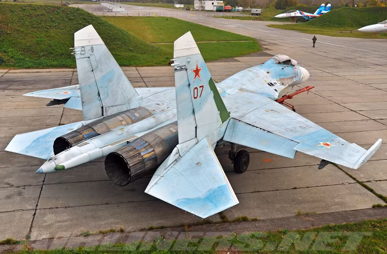 Theo đó, tiêm kích Su-27SM là gói nâng cấp sâu rộng mẫu Su-27S sử dụng hàng loạt công nghệ tối tân trên Su-27M – nguyên mẫu của máy bay tiêm kích thế hệ 4++ Su-35 nổi danh. Cơ bản, Su-27SM so với Su-27S không khác gì nguyên mẫu nhưng có những sự đổi khác lớn bên trong.