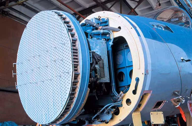 Công nghệ mới thứ hai, máy bay Su-27SM được trang bị hệ thống radar xung doppler N011 Bars mạnh hơn rất nhiều so với loại N001 Mech trên Su-27S. N011 Bars đem lại khả năng theo dõi 15 mục tiêu cùng lúc và dẫn đường cho 6 tên lửa tấn công mục tiêu cùng lúc.
