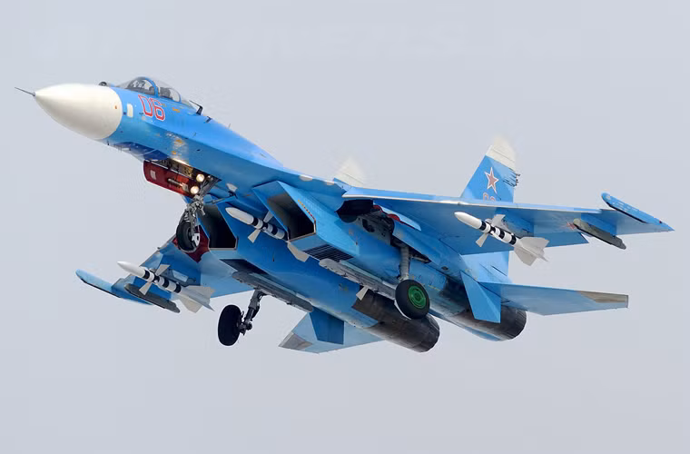 Nhìn chung, khả năng không chiến của tiêm kích Su-27SM “mạnh khỏi nói”, mạnh hơn hẳn so với các tiêm kích F-16 của Thổ Nhĩ Kỳ. Nó có thể mang tối đa 8 tên lửa không đối không tầm xa dẫn đường radar chủ động R-77 hoặc 6 tên lửa tầm trung R-27 và 2 tên lửa đối không tầm nhiệt R-73. Trong đó, khả năng tác chiến của R-77 mạnh ngang ngửa AIM-120 trên F-16, thế nên các F-16 có thể bị loại khỏi vòng chiến ngay trước khi nó muốn làm gì đó.