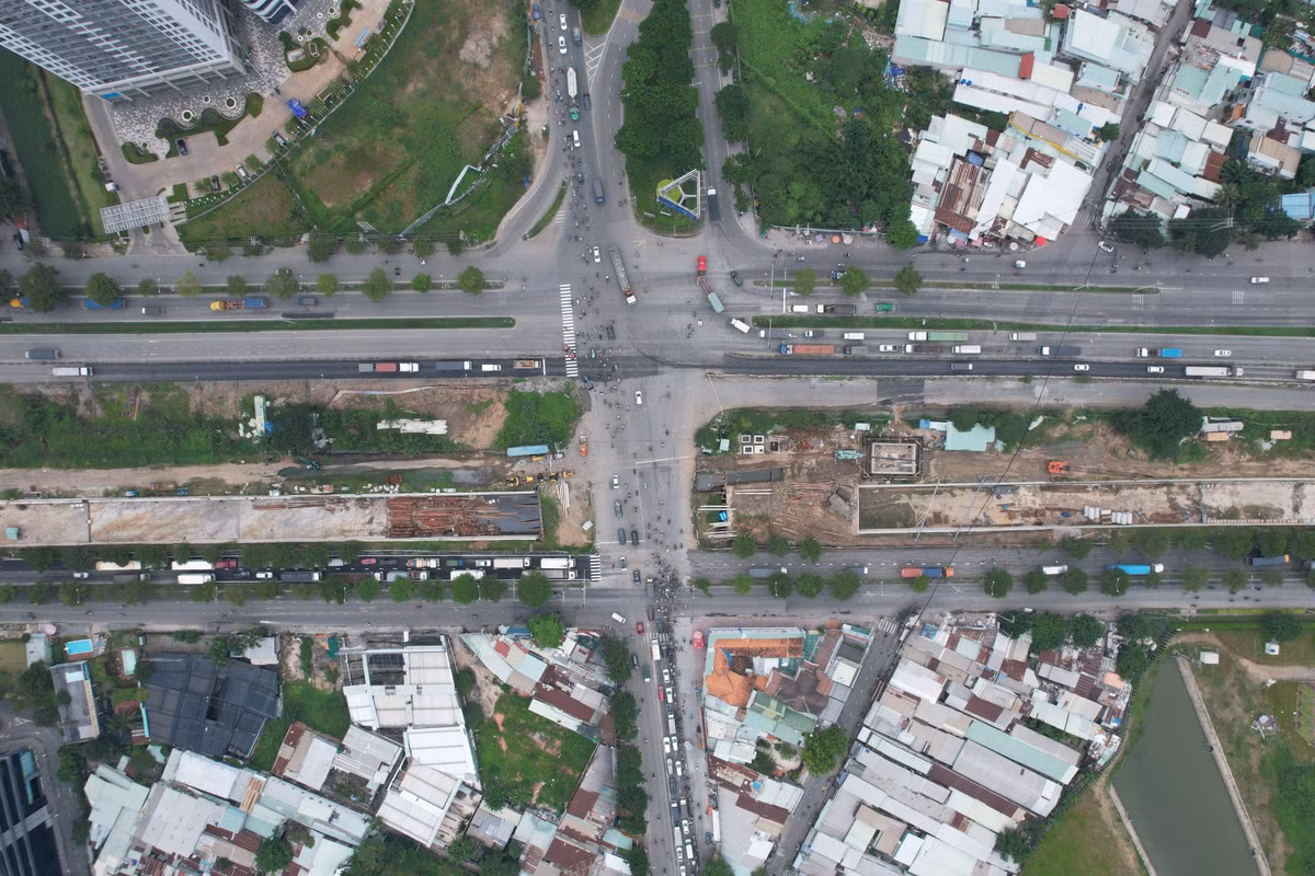 Công trình gồm hai hầm ở mỗi chiều đường Nguyễn Văn Linh, mỗi hầm dài 456 m, ba làn xe, vận tốc 60 km/h; phía trên làm đảo tròn cùng các nhánh rẽ.
