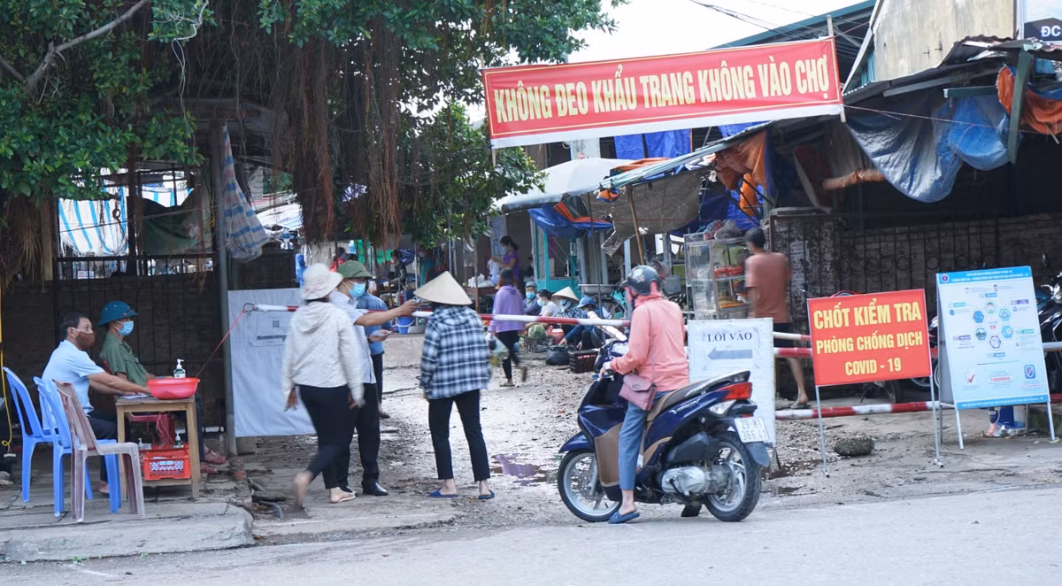 Để đảm bảo cung cấp các thực phẩm thiết yếu cho cuộc sống của người dân, các chợ vẫn được hoạt động bình thường. Tuy nhiên, mỗi khu chợ sẽ chỉ cho phép người dân trong những khu vực nhất định được đến chợ, nhằm đảm bảo cách ly triệt để “xã phường với xã phường, thôn làng với thôn làng”
