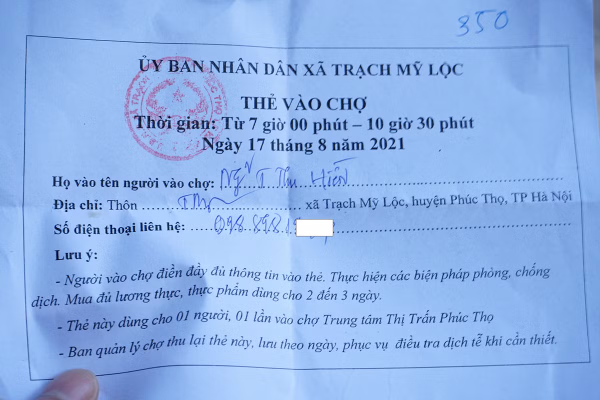 Để được vào chợ, mỗi người dân đều phải có thẻ vào chợ với thời gian và ngày giờ cụ thể, cùng với thông tin cá nhân để liên hệ thông báo khi cần thiết.