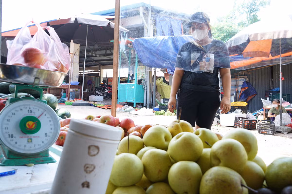 Lớp vách ngăn tại các gian hàng trong suốt, không gây khó khăn khi mua bán, nhưng giúp tăng khả năng bảo vệ bản thân và cộng đồng khi dịch COVID-19 có diễn biến phức tạp.