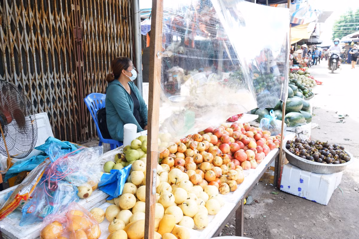 Tại các gian hàng đã được lắp các vách ngăn giúp người bán giảm tiếp xúc với người mua hàng, đảm bảo nghiêm túc thực hiện thông điệp 5K của Bộ Y tế, đảm bảo thực hiện giảm mật độ mua sắm, giữ khoảng cách an toàn phù hợp.