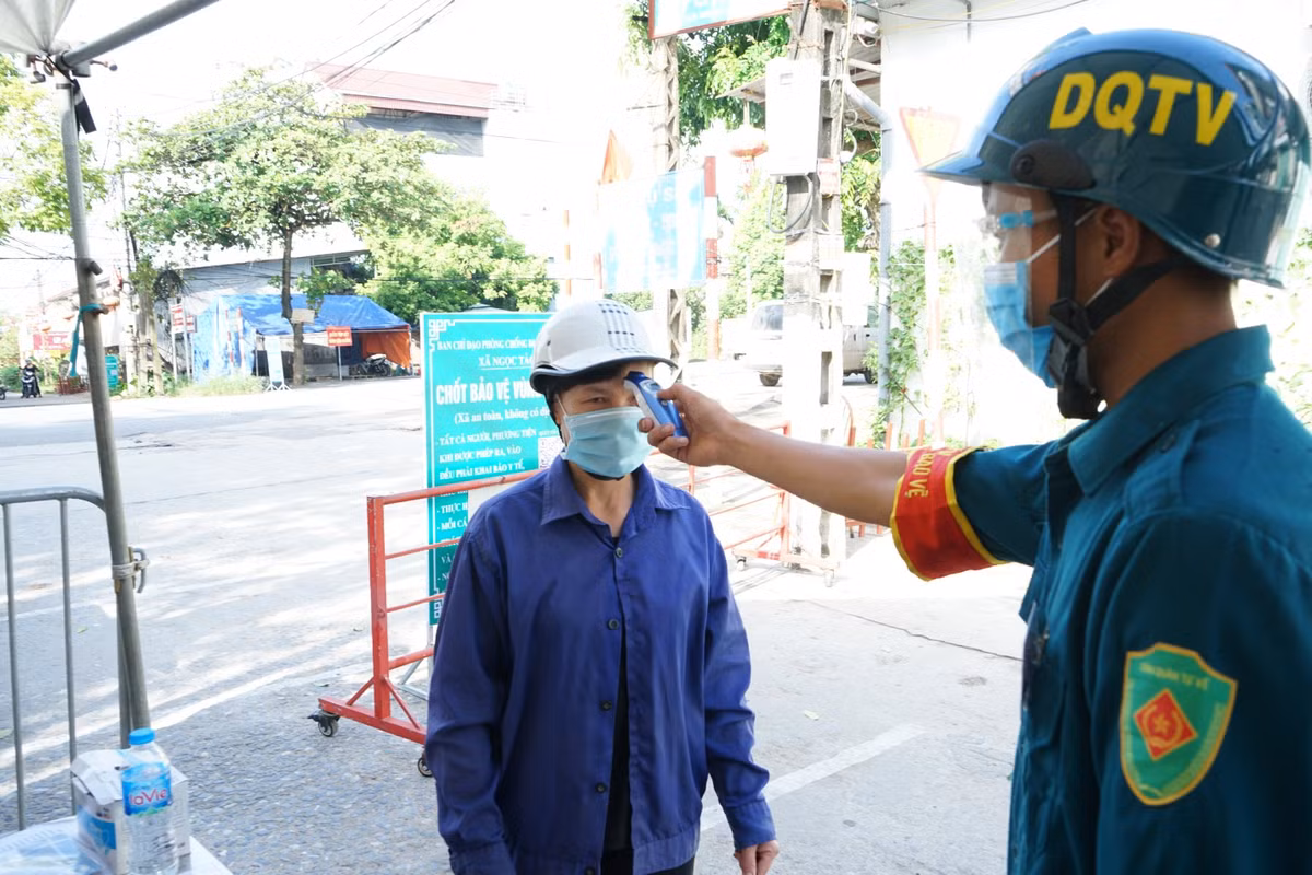 Tất cả người dân ra vào khu dân cư sẽ đều phải khai báo y tế và đo thân nhiệt tại các chốt phòng dịch.