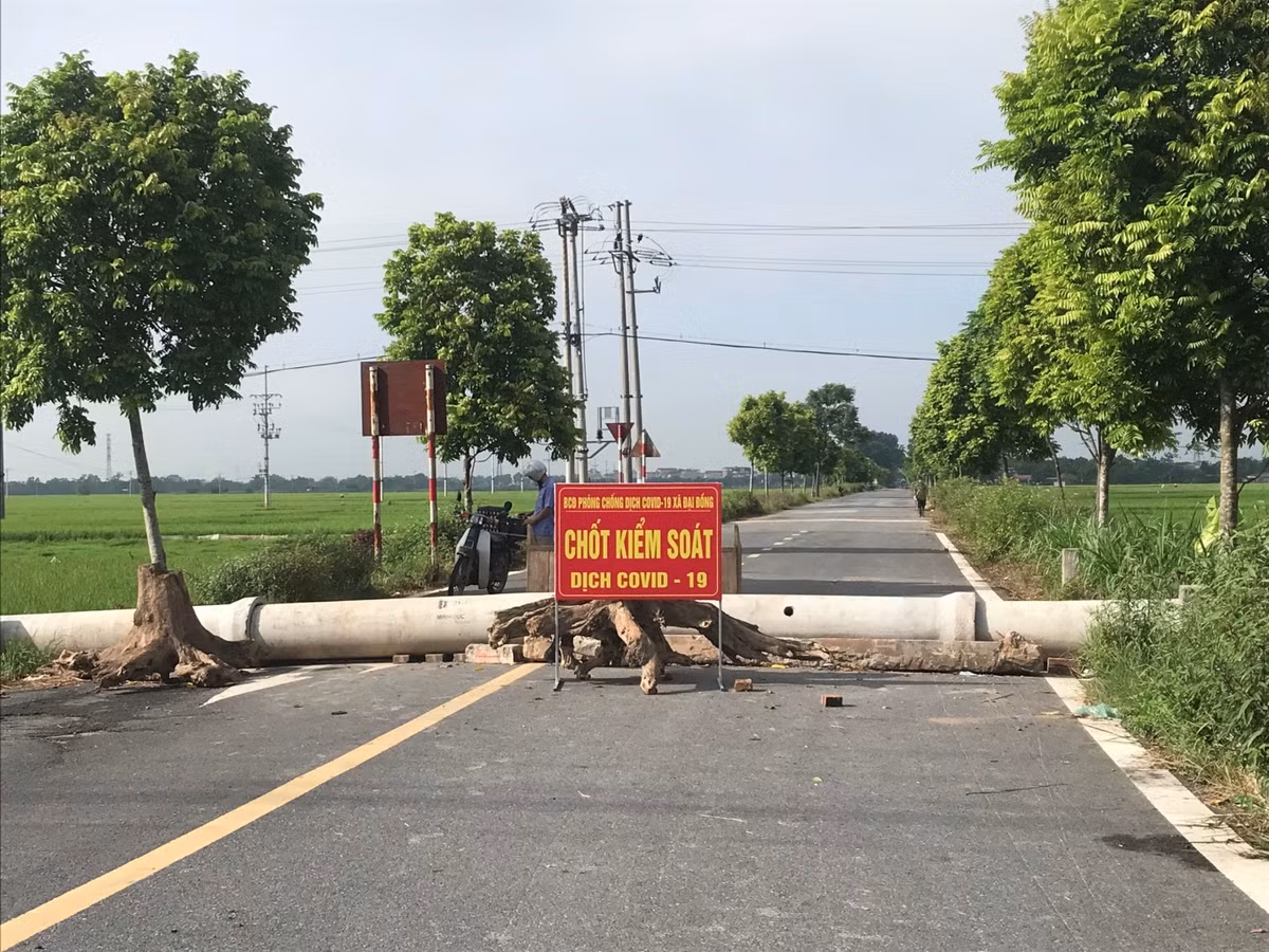 Chốt kiểm soát dịch được rào chắn tất cả các lối trên địa bàn bằng nhiều cách khác nhau.