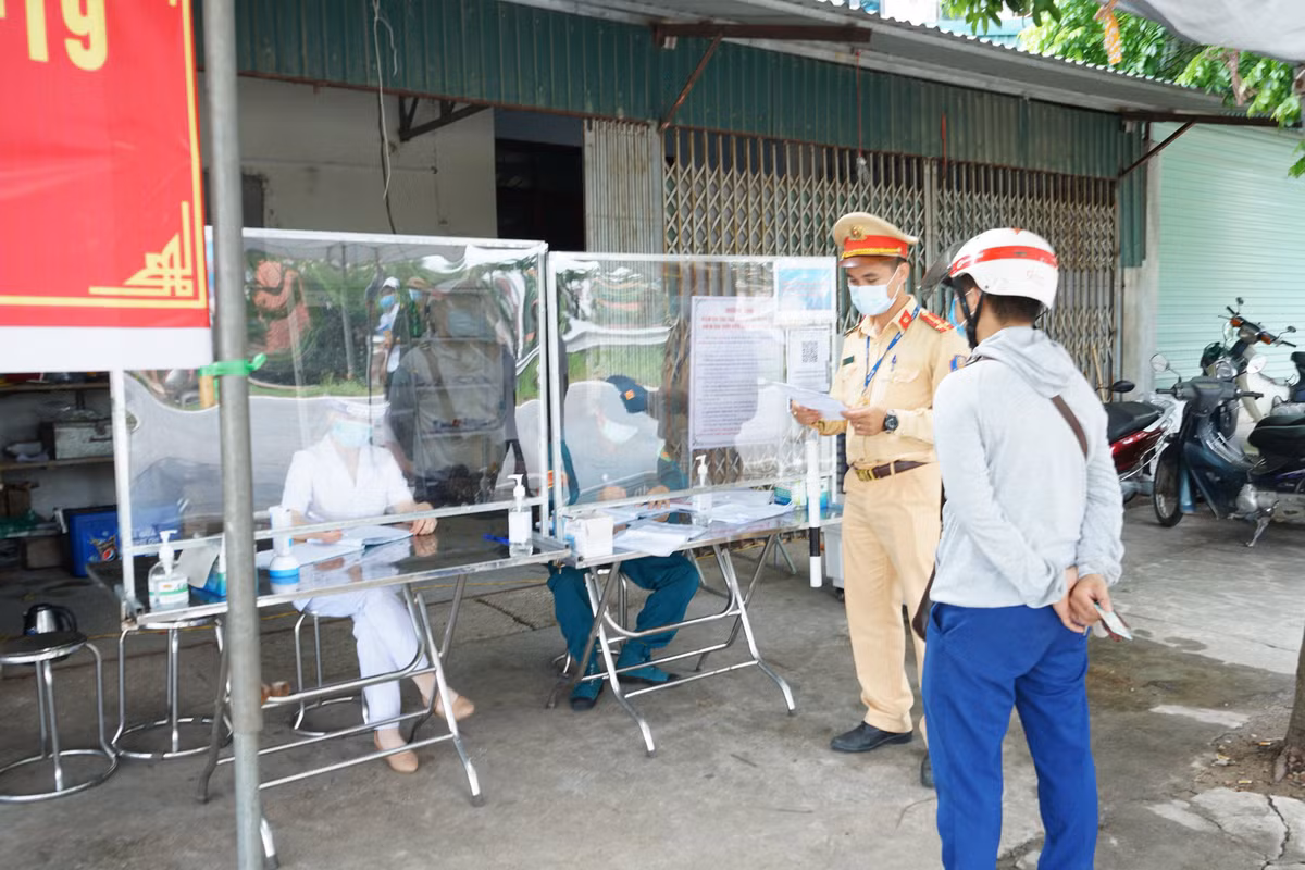 Thượng úy Nguyễn Trung Đức – Đội Cảnh sát Giao thông huyện Phúc Thọ chia sẻ: “Ban ngày thời tiết nắng nóng, lưu lượng người qua lại chốt nhiều, nên anh em bận nhiều hơn. Nhưng có lẽ vất vả nhất là ca trực vào buổi tối, khi vắng người qua lại nhưng anh em vẫn phải giữ tỉnh táo để đảm bảo không bỏ lọt người qua chốt.”