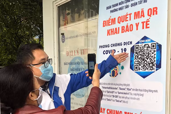 Người dân tại "vùng da cam"chấp hành nghiêm các quy định phòng chống dịch, thực hiện khai báo y tế bằng mã QRCode khi ra ngoài hoặc mua sắm.
