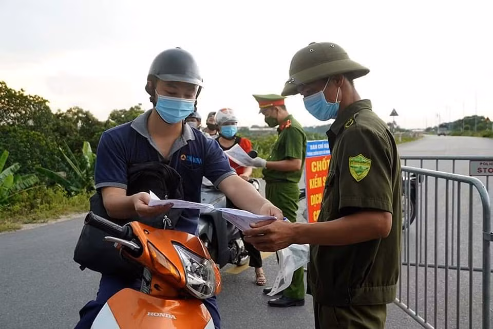 Những trường hợp thật sự cần thiết như: trực chiến đấu, trực cơ quan, cung ứng hàng hóa dịch vụ thiết yếu, xử lý tài liệu mật và các nhiệm vụ cần thiết khác theo yêu cầu mới đến làm việc tại công sở. Người đứng đầu đơn vị chịu trách nhiệm về việc cán bộ, nhân viên lây nhiễm dịch bệnh do không chấp hành nghiêm quy định phòng, chống dịch. 