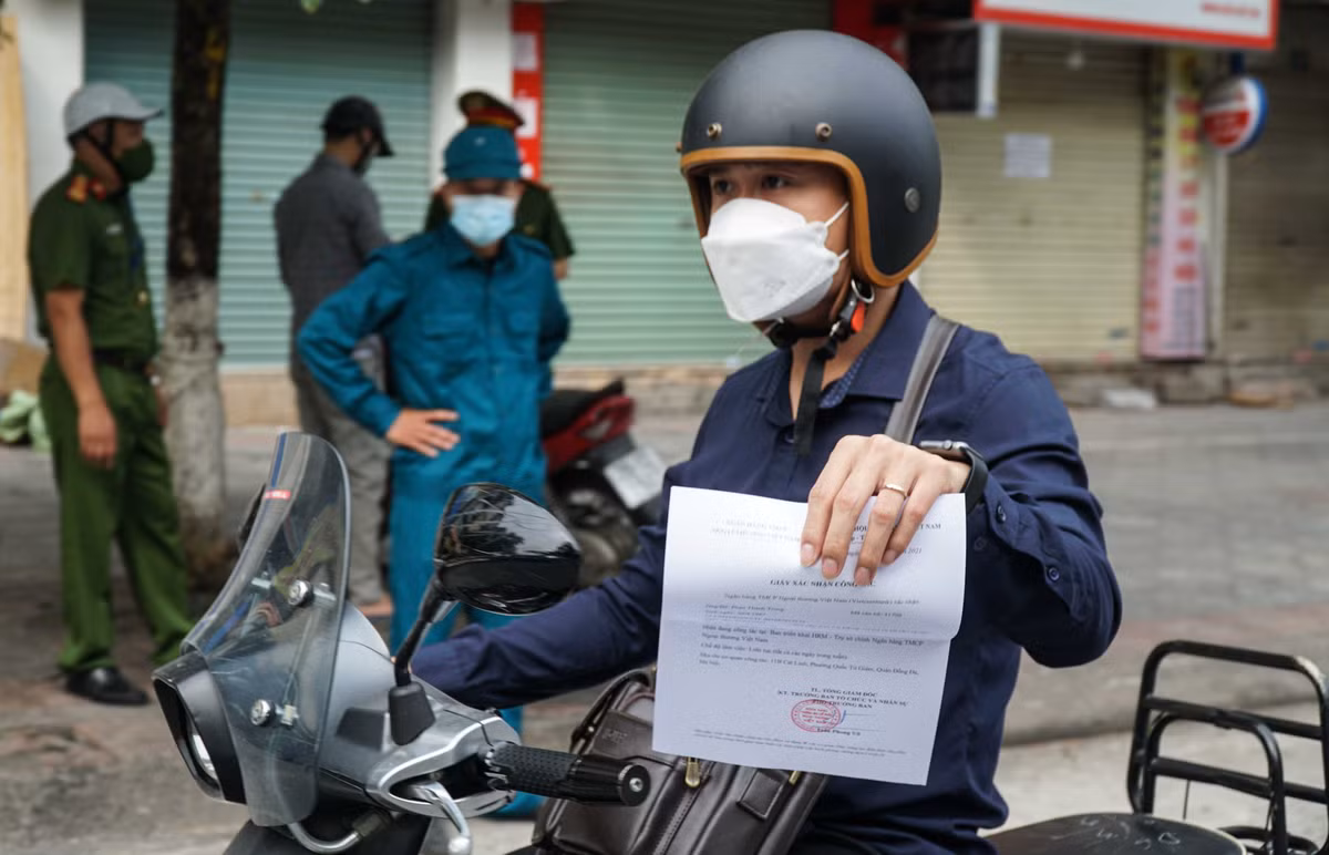 Từ ngày 9/8 TP Hà Nội sẽ tăng cường kiểm soát chặt các giấy đi đường, giấy công tác trong thời gain giãn các xã hội theo Chỉ thị 17.