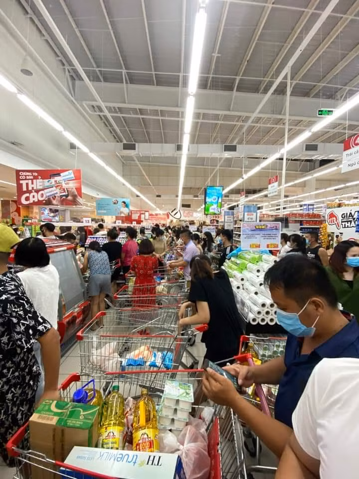 Các cơ sở được phép hoạt động kinh doanh dịch vụ, hàng hóa thiết yếu phải đáp ứng điều kiện phòng chống dịch theo quy định và chủ cơ sở phải chịu trách nhiệm đảm bảo an toàn cho người lao động và cộng đồng; yêu cầu kiểm soát toàn bộ người đến mua hàng/sử dụng dịch vụ và khai báo y tế bằng mã QRCode.