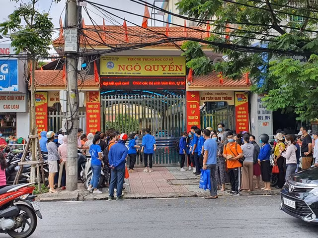  Hiệu trưởng nhà trường bị tố lạm thu: Tháng 7/2021 UBND quận Lê Chân (Hải Phòng) đã chuyển vụ Hiệu trưởng trường THCS Ngô Quyền có dấu hiệu tham nhũng trong thu chi, quản lý tài chính cho cơ quan công an. Điều đáng nói, trong vụ việc này, Ban đại diện (BĐD) cha mẹ học sinh nhà trường còn có dấu hiệu không thực hiện trách nhiệm phối hợp trong giải quyết tố cáo.Vụ việc đang tiếp tục được điều tra, làm rõ.