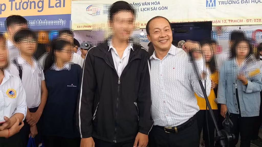  Phát ngôn thô tục, Phó hiệu trưởng bị mất chức: Ngày 9/6/2021, hiệu trưởng Trường cao đẳng Văn hóa nghệ thuật và du lịch Sài Gòn đã miễn nhiệm chức vụ Phó hiệu trưởng đối với NSƯT Đức Hải sau phát ngôn với lời lẽ thô tục trên Facebook cá nhân của nghệ sĩ này đăng tải đầu tháng 2. 
