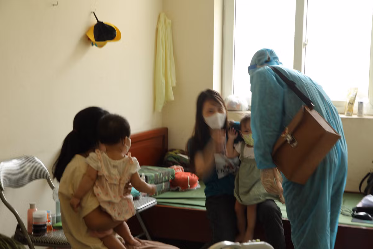 Trong thời gian cách ly 14 ngày, các công dân được theo dõi y tế thường xuyên, lấy mẫu xét nghiệm SARS-CoV-2 ba lần.