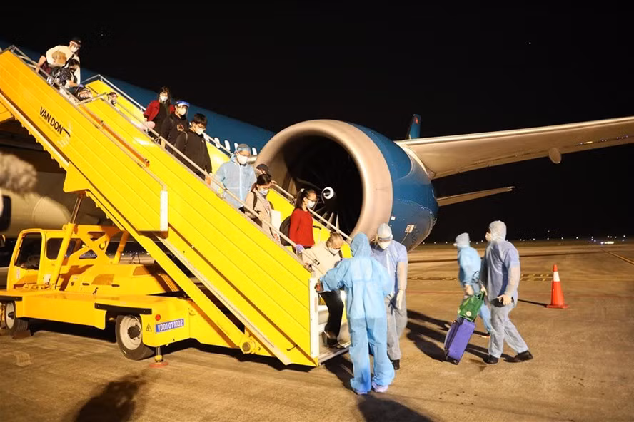 Các công dân về qua Cảng hàng không Quốc tế Vân Đồn được tổ chức tiếp đón, cách ly y tế. (Ảnh M.H)