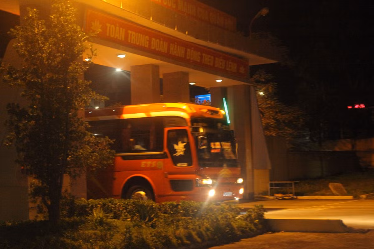 Xe đón các công dân về từ Singapore, Hàn Quốc về cách ly tập trung tại Trung đoàn 244 (Bộ CHQS tỉnh Quảng Ninh). 