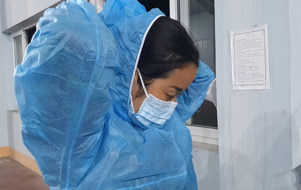 Các y bác sĩ phải làm việc ngay trong đêm để đảm bảo an toàn phòng chống dịch.