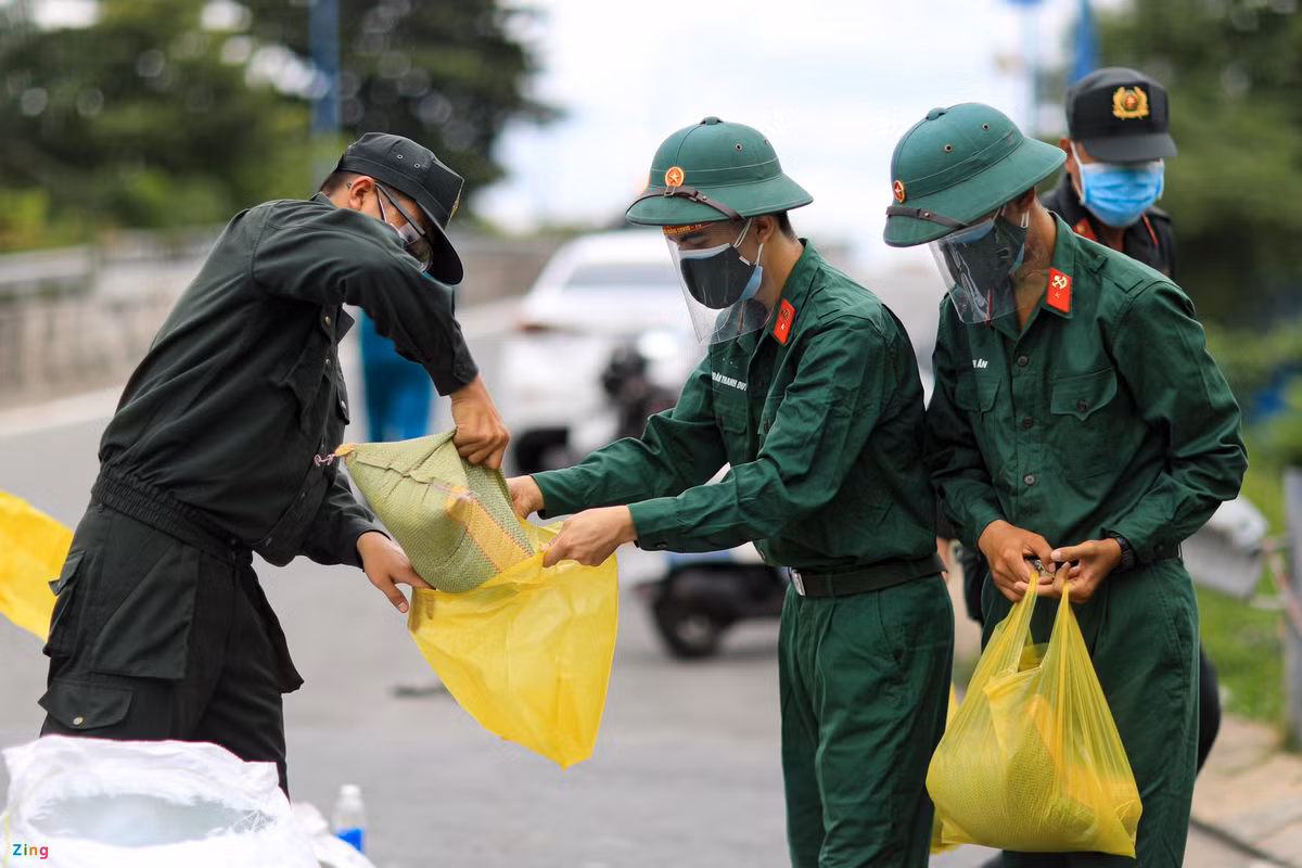 Hàng chục cảnh sát phường Tam Bình (TP Thủ Đức, TP.HCM) phối hợp cùng lực lượng quân đội, CSCĐ và nhà hảo tâm tổ chức trao quà cho người dân khó khăn trên địa bàn. (Ảnh: Zing.vn)