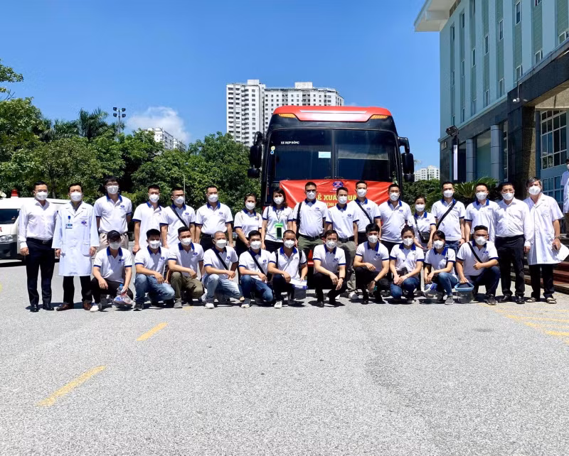 Vụ trưởng Nguyễn Hồng Sơn thông tin, 8 bệnh viện trực thuộc Bộ Y tế đã lên danh sách cử 450-500 chuyên gia, bác sĩ, điều dưỡng, kỹ thuật viên… vào TP Hồ Chí Minh và các tỉnh Bình Dương, Long An, Đồng Nai để đồng hành cùng các đồng nghiệp chống dịch. Chỉ sau 1 ngày, Bộ Y tế đã làm việc, gửi công văn huy động được khoảng 2.250- 2.300 cán bộ, chuyên gia, y bác sĩ và học sinh, sinh viên thuộc các đơn vị của Bộ Y tế tình nguyện vào TP Hồ Chí Minh và 3 địa phương trên phục vụ các hoạt động lấy mẫu, xét nghiệm và điều trị.