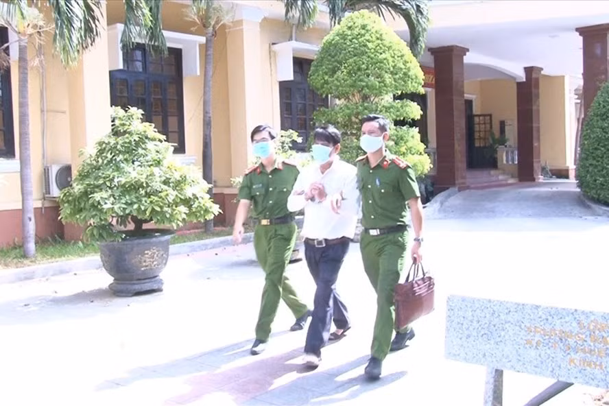 Nhận 250 triệu để xin chuyển công tác rồi cuỗm luôn: Ngày 29/7, Cơ quan Cảnh sát điều tra Công an TP. Huế thông tin, đã ra quyết định khởi tố vụ án, khởi tố bị can, bắt tạm giam đối với Tôn Thất Điệp (SN 1968, trú tại phường Phú Thượng, TP. Huế) vì có hành vi lừa đảo chiếm đoạt tài sản. CA TP Huế xác định trong tháng 4/2021, Điệp 3 lần nhận tiền của chị Y với số tiền 250 triệu đồng để xin chuyển công tác chị Y từ trạm y tế xã vùng núi về công tác ở TP, nhưng bặt tăm. Ảnh: (Báo LĐ) 