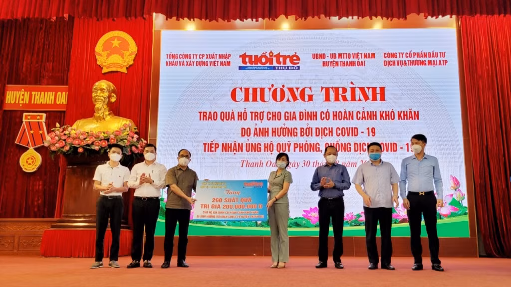 Nhung phan qua am ap gui cac ho gia dinh co hoan canh kho khan boi COVID-19