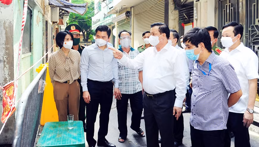 Bi thu Thanh uy Ha Noi yeu cau tang cuong kiem soat nguoi ra duong-Hinh-4