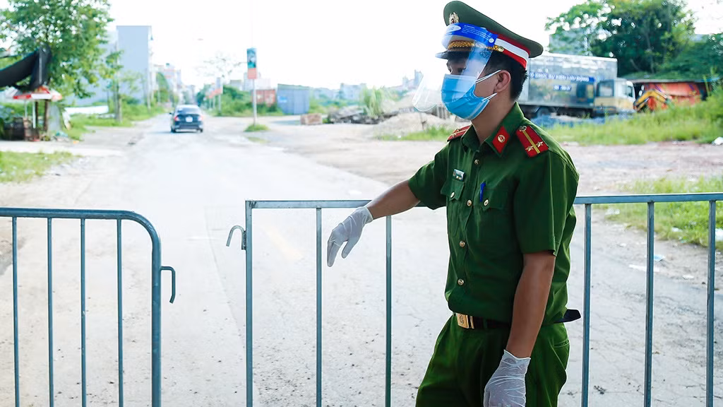 Nguoi phu nu tung tin doi 2 tieng tai chot COVID-19: Thua nhan bia dat-Hinh-2