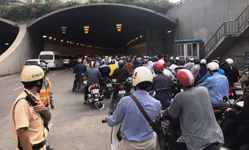 Nhiều lực lượng gồm CSGT, nhân viên Trung tâm hầm Thủ Thiêm được tăng cường để điều tiết, xử lý các sự cố nếu xảy ra ở hầm để hạn chế ùn tắc.