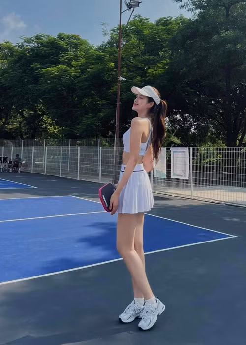 Nhan sắc của Đỗ Thị Hà trên sân pickleball nhận được nhiều lời khen ngợi. Ảnh: FB Đỗ Thị Hà.