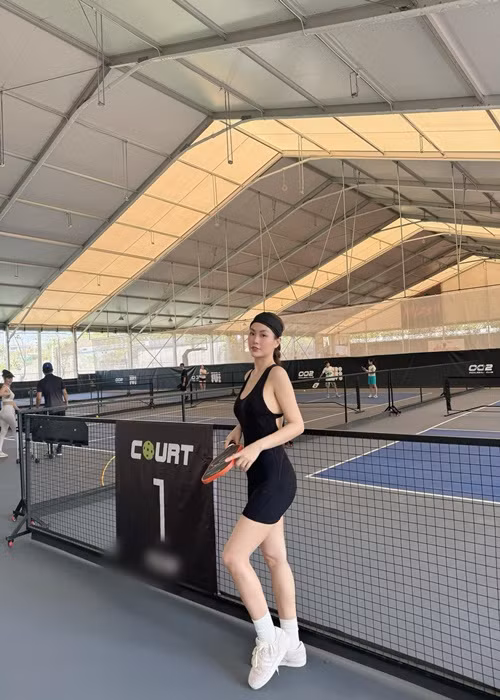 Á hậu Diễm Trang gợi cảm với trang phục bó sát hở lưng trên sân pickleball. Ảnh: FB Diễm Trang.