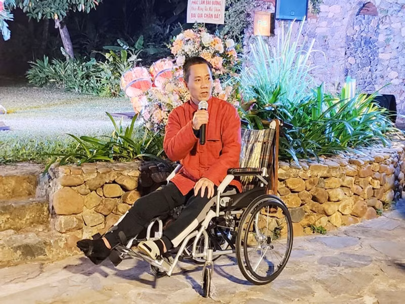 Đóng Đại gia chân đất 14, đạo diễn Trần Bình Trọng bị gãy xương chày khi nhảy từ độ cao trên 2 mét xuống biển vì không ngờ thủy triều rút quá nhanh. “Cảnh quay đó là đại cảnh, anh Trọng nhảy xong vẫn đang quay, diễn viên đứng trên bờ không thấy đạo diễn đâu tưởng đang diễn sâu. Cắt cảnh quay một lúc anh em hô đạo diễn hết rồi lên đi cũng không thấy đâu, ngó xuống hoá ra anh ngất dưới đó rồi”, nghệ sĩ Trung Hiếu chia sẻ trên Vietnamnet. Ảnh: Vietnamnet.