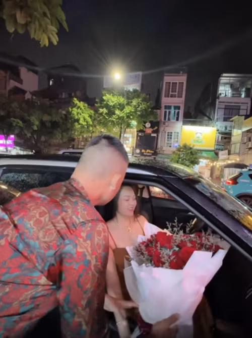 Bạn gái Hiệp Gà hạnh phúc trước sự quan tâm của nam diễn viên.