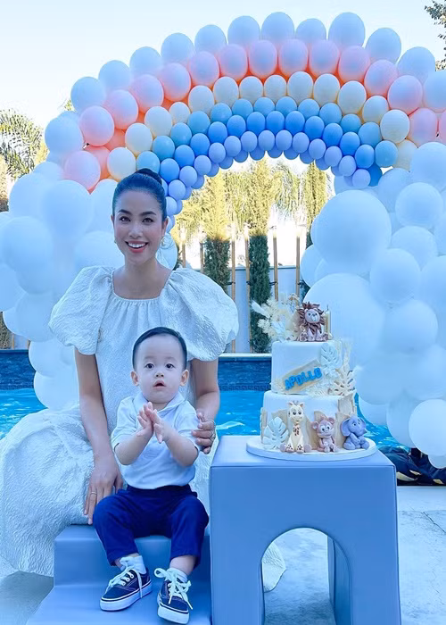 Nàng hậu tổ chức một số bữa tiệc bên bể bơi ngoài trời.