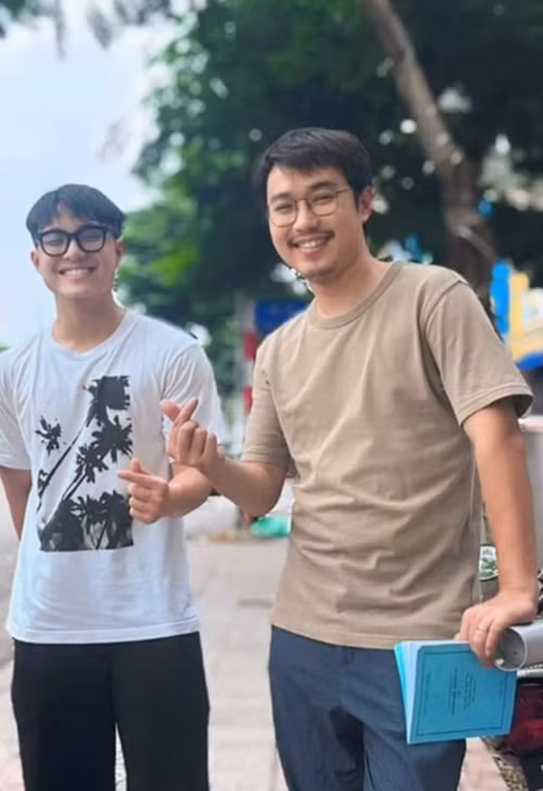 Trong phim Sao Kim bắn tim sao Hỏa đang lên sóng, Gia Bảo - con trai NSND Công Lý đóng vai thợ sửa điều hòa. Gia Bảo cho biết, anh được diễn viên Minh Tít chỉ dạy diễn xuất. Ảnh: FB Minh Tít.